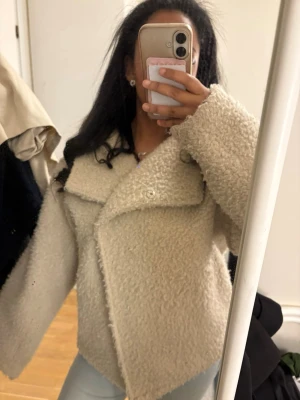 Beige teddyjacka från Gina Tricot - Supermysig beige teddyjacka från Gina Tricot med oversized passform.