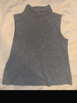 Grå ärmlös polotröja stickad - Grå tröja med krage från Zara