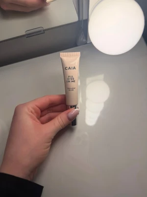 CAIA All Eyes On Me Eyeshadow Primer - Säljer en CAIA All Eyes On Me eyeshadow primer. Helt ny från Caias kalender, jag använder inte denna typen av produkt så därför säljer jag den. Perfekt för att få ögonskuggan att sitta hela dagen och ge en jämn bas. Nypris: 245 kr. Hör gärna av dig vid frågor❤️