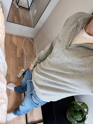 Stickad halfzip  - Hej! Säljer nu min riktigt snygga stickade half zip som är gjord i både bomull och kashmir. Den är storlek M. Mycket bra skick och endast använd fåtal gånger. Säljer för 199kr men kan gå ner i pris vid smidig affär✅😊