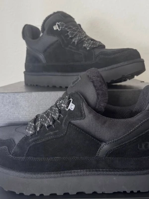 svarta UGG Lowmel - Säljer mina ugg lowmels nu då jag inte har använt dom och kommer inte att använda dom. köpt från zalando, kvitto och köp kan visas. hör av er. 