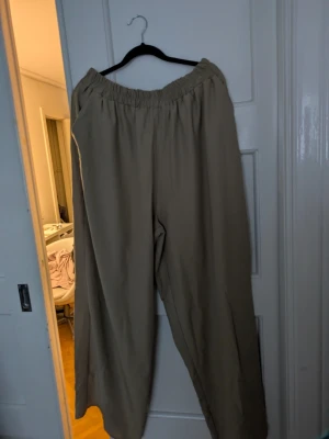 Byxor med vida ben  - Väldigt sköna, aldrig använda stl XL men kommer nog passa L också, finns matchande blus också, billigare om du köper både blusen och byxorna :-)