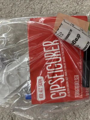 Set till gipsfigurer - Ett pysselkit för att skapa gipsfigurer, med färger, pensel och instruktioner. Skicka för fler bilder.