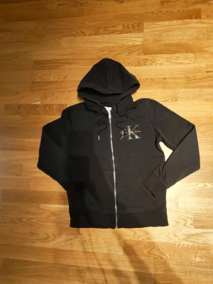 Svart Calvin Klein zip tröja - Otroligt snygg Calvin Klein zip tröja 