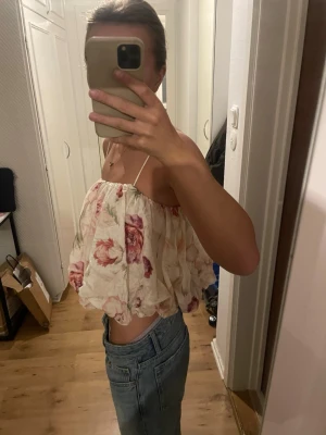 Blommig topp - Super söt ballong topp från hm som endast användts en gång💕