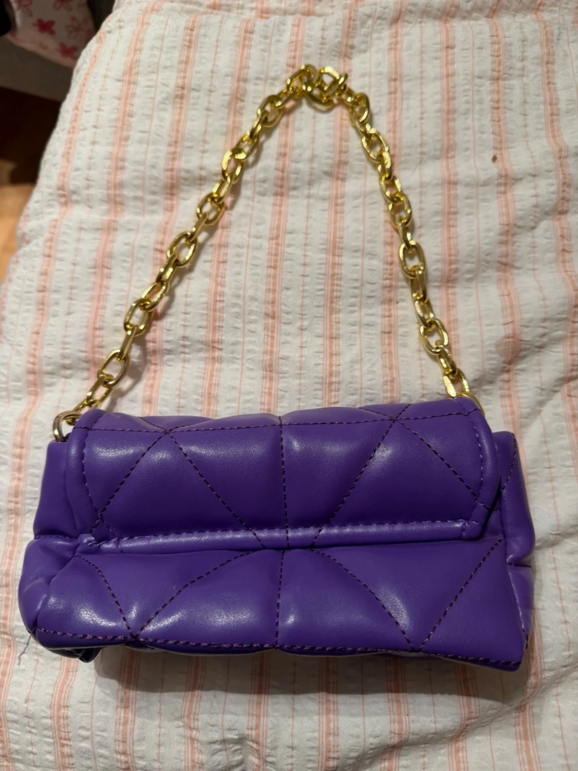 Lila quiltad handväska med guldkedja - 2