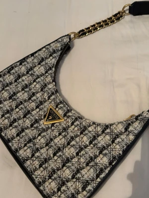 GUESS Väska - Jätte fin Guess väska i gott skick men använd. Går att matcha bra till många olika stilar. Handväska. 