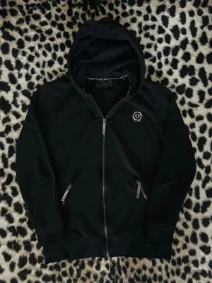Philipp Plein - Hoodie - En zip-hoodie ifrån Philip Plein i mycket bra skick, cool tröja med väldigt fin design. Storlek M men skulle säga att de passar S med. 