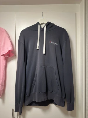 Champion hoodie  - Mörkgrå hoodie från champion i storlek XL. Väldigt mjuk & skön. Sparsamt använd.