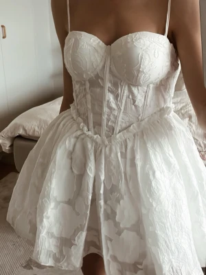 Stundentklänning/söt sommarklänning - Supersöt vit kort klänning med utsvängd kjol, bibehåller formen. Justerbara axelband. Knappt använd då den inte roligt passar mig. 