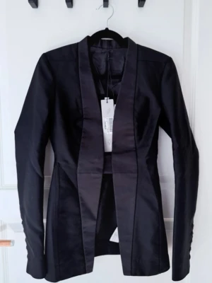 Kavaj/blazer från Rick Owens XS - Ord KAN inte beskriva vilken kärlek jag har för denna, har inte rört den sen jag provat den och jag önskar inget mer än att kunna använda den MEN den är en storlek för liten för mig, den är snatched i midjan med skärpet som sitter snyggt på INSIDAN och syns framtill men bältet går att ta av så att det är en mer vanlig blazer, det här är det bästa plagget jag äger men det är en olycklig kärlekshistoria. Går absolut ner i pris för seriös affär, om ingen ser dess värde lär jag rama in skiten ist 