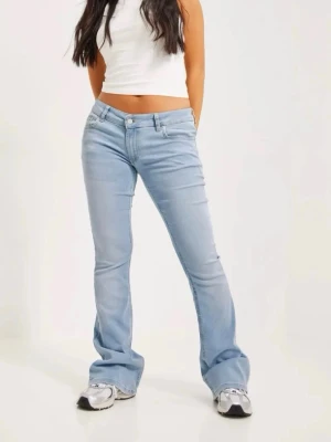 Ljusblåa bootcut jeans - Lågmidjade ljusblåa bootcut jeans från nelly som är helt slutsålda över allt❤️