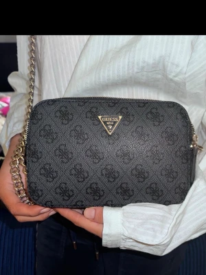 guess väska, oanvänd, ny - Helt äkta guess väska helt oanvänd, helt ny!! Köptes för nästan 2000 säljer för 1500, pris kan diskuteras❤️❤️