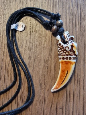 Totemhalsband med halsrem. - Totemhalsband med halsrem. Berlock 7 cm hög. Bredd 2,5 cm.
