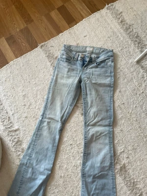 Ljusblå bootcut jeans från Gina  - Säljer dessa superfina ljusblå bootcutjeansen från Gina Tricot! 