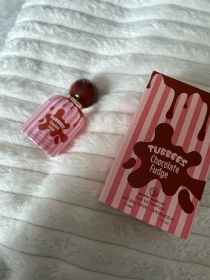 Tubbees Chocolate Fudge parfym 50ml | Ny - Säljer en Tubbees Chocolate Fudge Eau de Parfum. Doftar precis som den heter - Chocolate Fudge! 🤎 finns på fler sidor, först till kvarn. 50ml.  Gåva vid varje köp