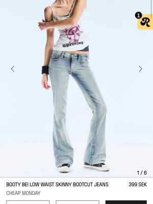 Ljusblå bootcut jeans Cheap Monday - Säljer ett par ljusblå jeans från Cheap Monday med låg midja och bootcut-snitt. De har lite slitningar längst ner. I stl 28/32 🩷Färgen Cloudy blue