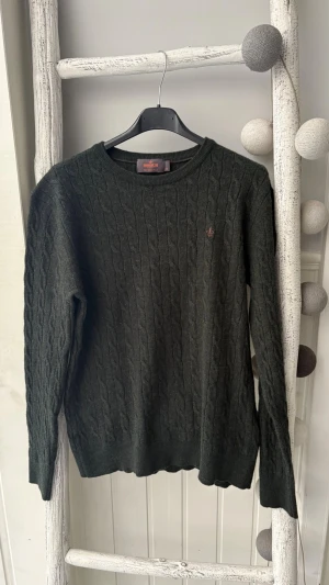 Kabelstickad Morris tröja  - Säljer nu min riktigt schyssta Morris tröja! Den är i utmärkt skick, inte alls nopprig eller några defekter på den. Schysst grön färg, lite tightare modell! Storlek M. Passar även S!