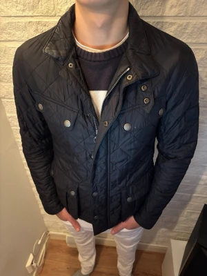 Barbour Jacka - Tja, säljer en fin Barbour jacka. Storlek S ’en passar S/M. Skick 9/10, extremt bra. Nypris 3200, mitt pris 499 men kan diskuteras vid intresse!
