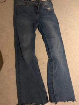 Jeans ifrån lager 157 - Använda fåtal gånger fint skick obs! Avklippta i benen passar mig som är 1,62 cm fint