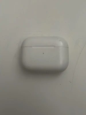 Vita Apple AirPods Pro Gen 2 utan laddare  - Säljer ett par vita Apple AirPods Pro med det klassiska kompakta laddetuiet. Snygg och stilren design i blank plast, perfekt för dig som vill ha trådlösa hörlurar med grymt ljud och smidig anslutning till iPhone och andra Apple-enheter.