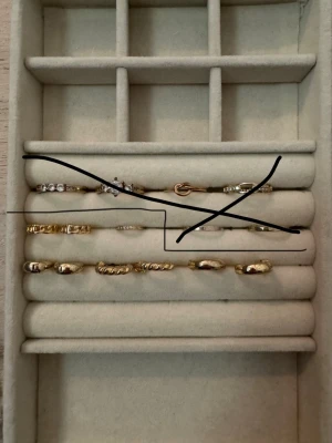 Guldfärgade örhängen i olika former - Säljer flera guldfärgade örhängen i olika former och texturer. Några  har en slät yta medan andra har en mer organisk, vriden design. Några är dekorerade med små klara stenar. Perfekta för att mixa och matcha för en personlig stil. Köpta på glitter, 925 Silver och gulpläterade🤩25kr styck eller alla för 100kr💐