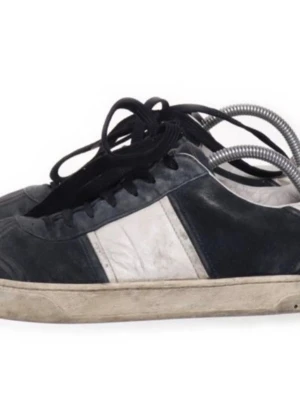 Valentino flycrew blå - Säljer dessa rikssnygga valentino flycrews, i storlek 42. Tyvärr ingen låda och det saknas några nitar men inget som märks vid användning. Ska även tvättas innan de skickas såklart men har ingen mockaborste ännu! Kom privat för mer info, tveka inte att höra av dig😁😁