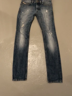 Mellanblå äldre diesel jeans - Fina diesel jeans med bra slitningar i storlek 29-34, passar dock någon med W30 också. Passade mig när jag var 193cm 76kg. Den större slitningen längst upp på högra benet i bildens synvinkel följs av ett hål som är lätt att fixa.