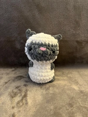 Virkad katt  - Virkad av mig, tar emot beställningar🤍ca 15cm hög 