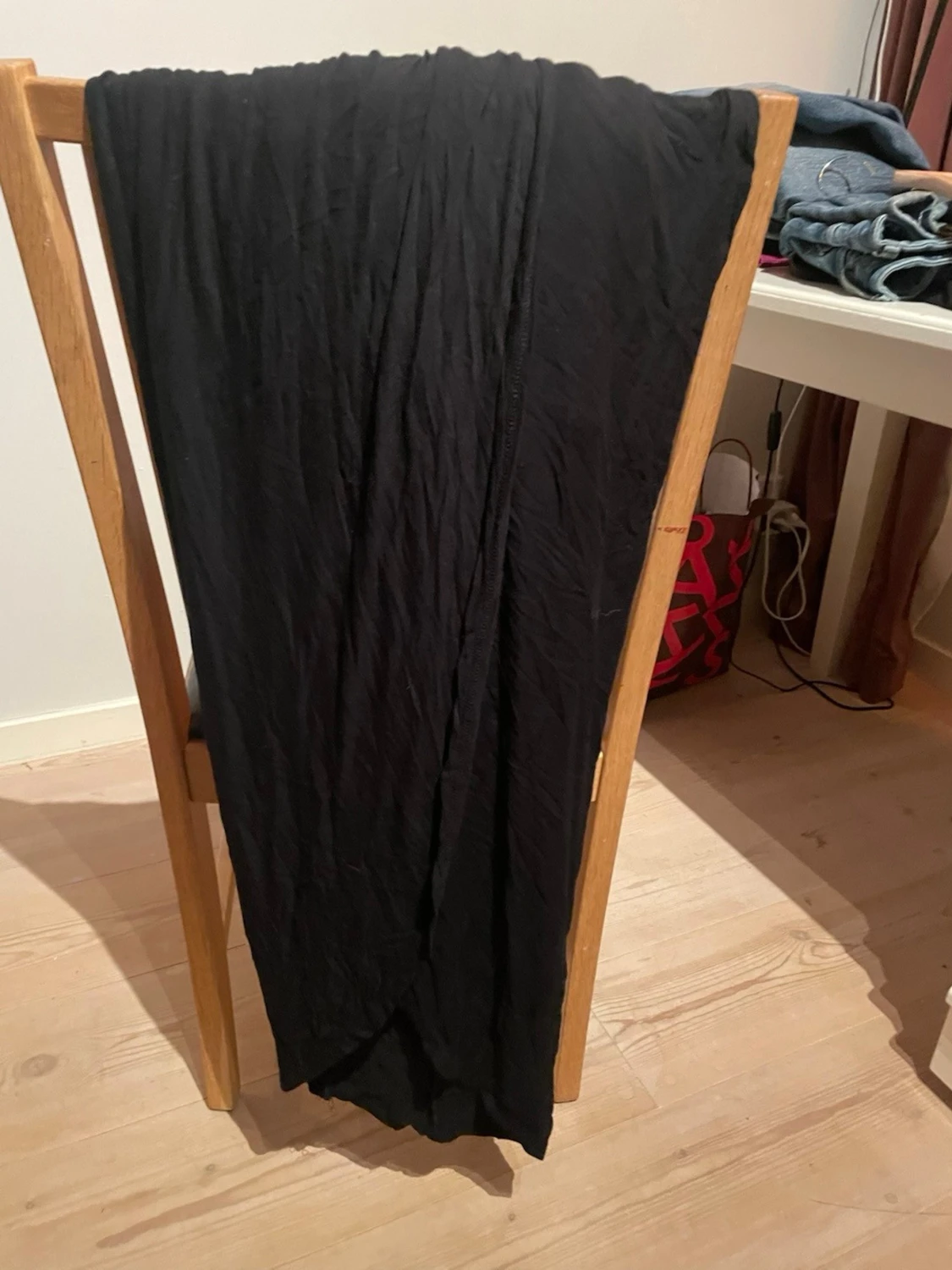 Svart långkjol i tunn polyester - 2