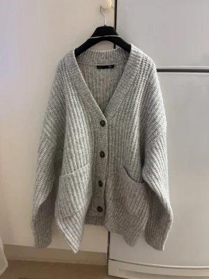 Mysig grå kofta - Säljer min mysiga gråa oversize kofta ifrån lager 157 i storlek S!🥰