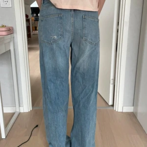 Blå raka Zara jeans med slitningar - Snygga Zara jeans med hål, medelhög midja. Passar storlek 34-36. Xs-S💖