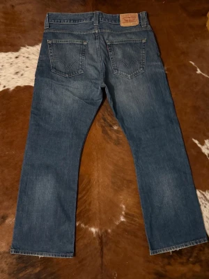Levis 512 bootcut - Tjena! Säljer dessa riktigt feta Levis bootcut 512 jeansen, fint skick, storlek W36/L30 men passar l32, hör av dig vid funderingar!🙌