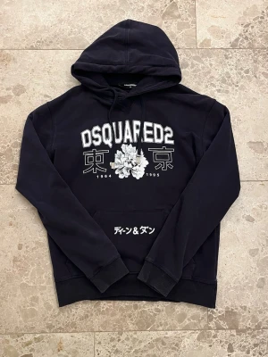 Dsquared2 hoodie - Dsquared2 hoodie🌟                                           Storlek M, men sitter som S/liten M‼️                    Skick: 8/10, inga tydliga tecken på slitage🔥         Kille i bild är 184 cm lång och väger 70 kg, men notera att den sitter lite tajt på honom✍🏿           Hör av er kring funderingar.  /Mvh 