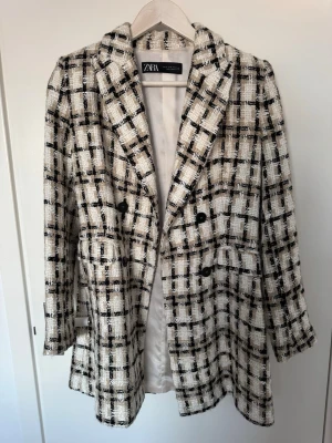 Rutig kappa från Zara - Säljer en snygg rutig kappa från Zara . Perfekta vårkappan 😍