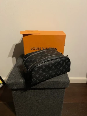 Louis Vuitton Toilet Bag King Size - Tja! Säljer min Louis Vuitton Necessär! Den är köpt i butiken i Köpenhamn så har Kvitto och allt sånt! Äkthetsbevis skickas vid genuint intresse! Nypris 12 900