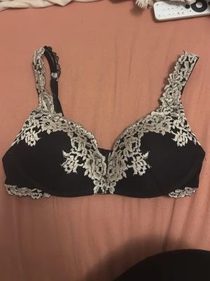 Intimissimi push up bh - Råkade beställa fel storlek så har använt den 3-5ggr. Lappen är avklippt då jag tycker de obekvämt.❤️
