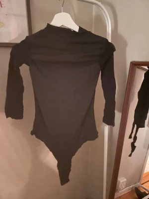 Svart långärmad body - Fin svart body. Armarna är lite som nylon material fast lite tjockare och resten är lite ribbat. I storlek S men skulle säga mer XS. Kolla gärna i min profil för att köpa i bundle och få rabatter!💗