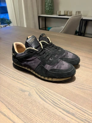 Valentino Rockrunner - Valentino Rockrunner Skick 8/10 Storlek 42 Riktigt bra pris hör av er vid frågor! 