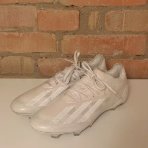 Vita Adidas fotbollsskor X Crazyfast - Säljer ett par vita Adidas X Crazyfast i storleken 43 1/3 ändast använda 2 gånger på konstgräs