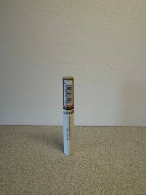 Lumene Brightening Eyeshadow Primer - Lumene Brightening Eyeshadow Primer i smidig tub med silverfärgat lock. Primern är vit och har en lätt formula som jämnar ut ögonlocket och får ögonskuggan att sitta längre. Perfekt för dig som vill ha en fräsch och hållbar ögonmakeup👀