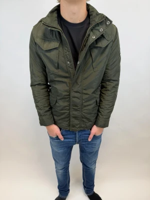 Woolrich Jacka  - Hej! Säljer nu denna väldigt snygga och eftertraktade Woolrich Fieldjacka! Jackan är slutsåld överallt och går inte att få tag på… jackan är perfekt nu till vintern Storlek S  Ny pris: 6000 kr Säljs för: 1499 kr