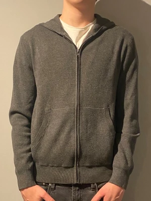 Stickad hoodie - Snygg stickad hoodie från MNG i bra skick