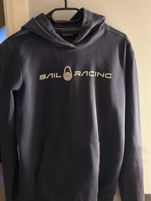 Mörkblå hoodie från Sail Racing - Säljer denna för den ej kommer till användning❣️passar mej som är xs/s.