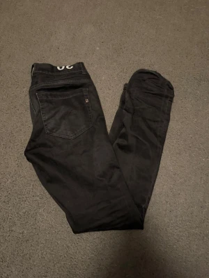 Dondup George  - Säljer ett par svarta jeans från dondup. Jeansen köptes förra året och har använts sparsamt och saknar helt defekter. Hör av dig vid minsta fråga eller fundering.