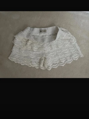 spetsshorts - vita spetsshorts från chelsea. använda fåtal ggr så superfint skick. skriv för fler bilder!