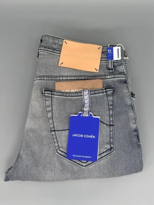 Jacob Cohen Bard Slim fit jeans | 31 - Nya Jacob Cohen jeans i den mest eftertraktade modellen Bard! Otroligt snygg grå tvättad färg! Storlek 31. Hör av er vid funderingar 🙌