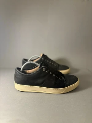 Lanvin skor  - Lanvins storlek 42,43 uk 8 , fint skick gul sula som är ett problem. Annars fina och hela , lite skrap på toeboxen ! Inga tillbehör 