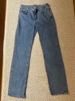 Straighta low waist jeans  - Blåa straighta low waist jeans från bikbok. Som nya  