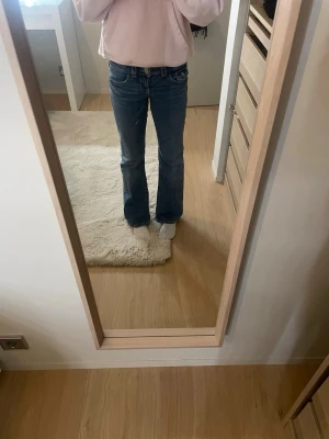 Blå bootcut jeans med normal passform från ginatricot i storlek 152 - Säljer ett par klassiska blå jeans med bootcut och normal passform. färgen är mellanblå med lätt tvättad look. Säljer jeansen då det börjar bli lite små för mig. Orginalpris är 350kr🥰skriv för fler bilder eller frågor❤️använda ca 4 gånger